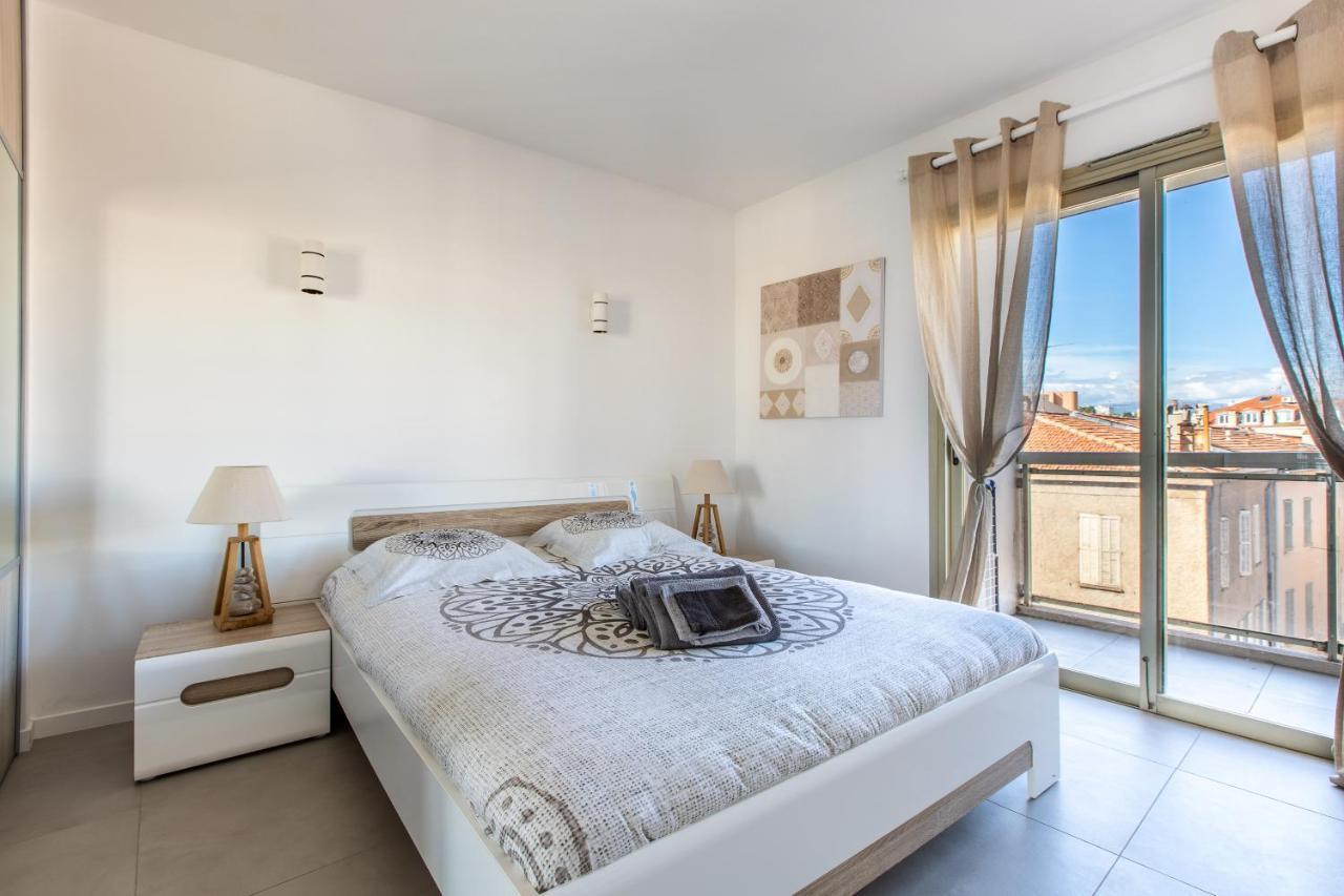 Lb Vacation Rentals I Admire Panoramic Ocean Views Through Walls Of Windows Cannes Zewnętrze zdjęcie