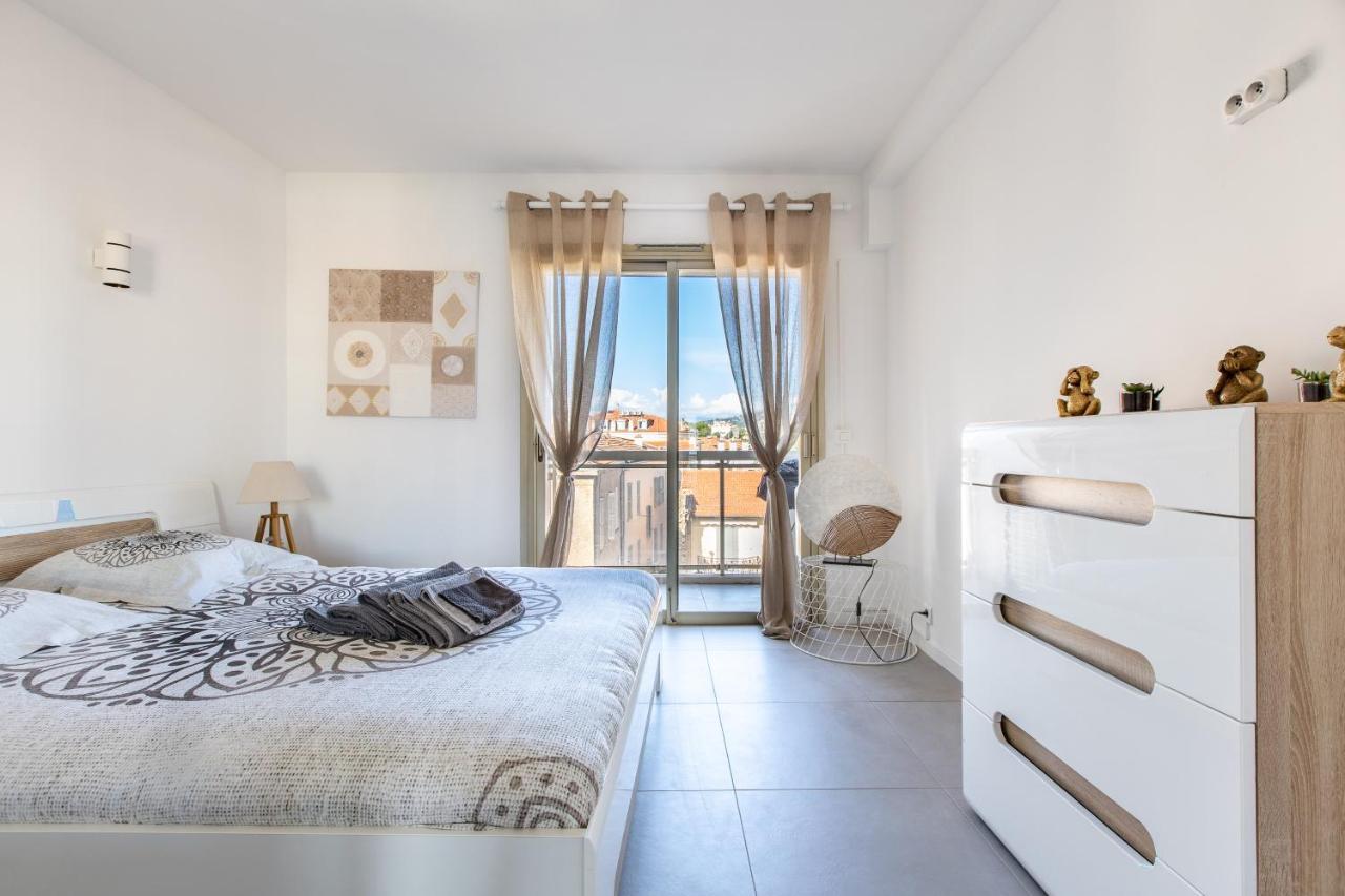 Lb Vacation Rentals I Admire Panoramic Ocean Views Through Walls Of Windows Cannes Zewnętrze zdjęcie