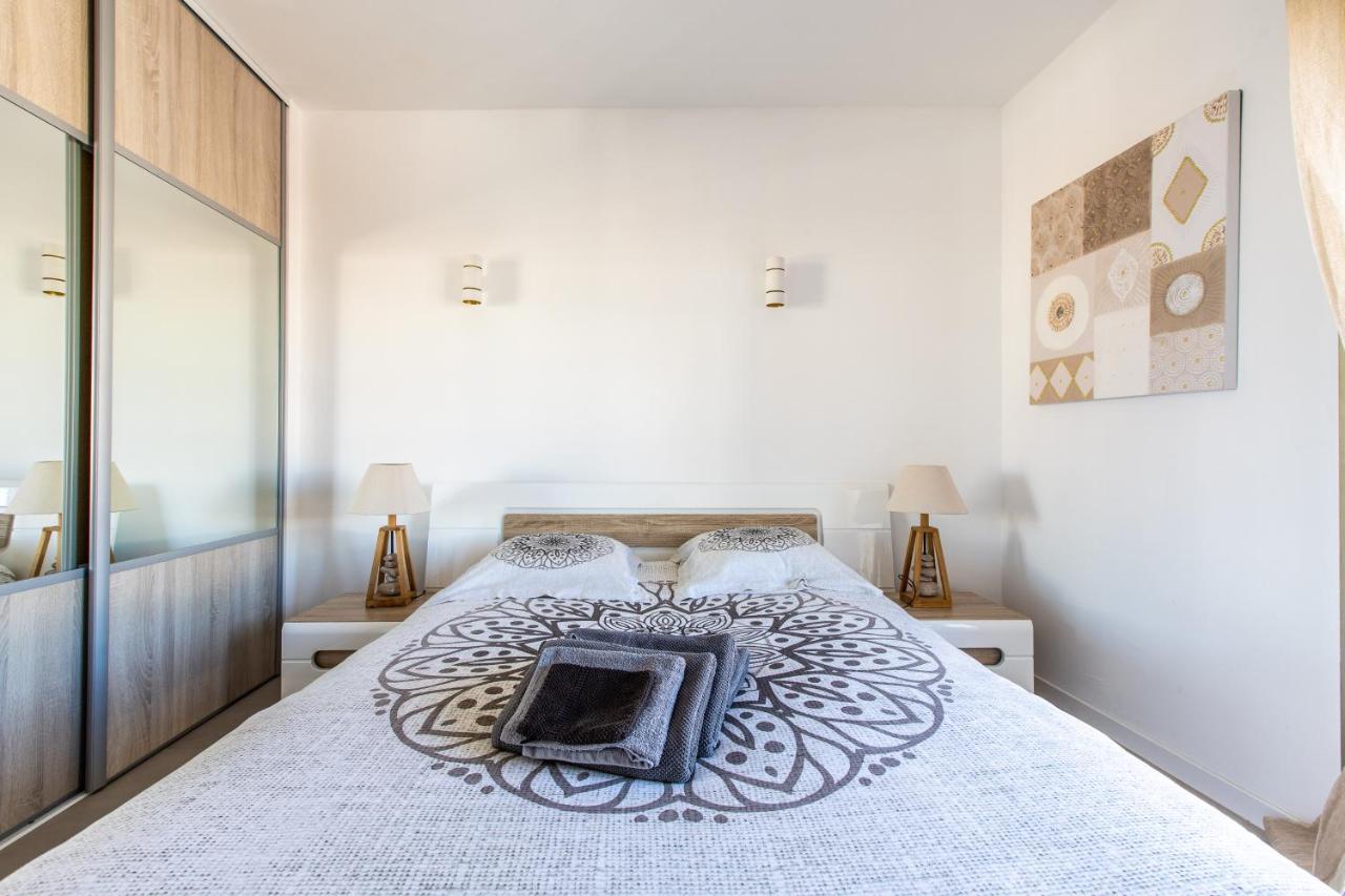Lb Vacation Rentals I Admire Panoramic Ocean Views Through Walls Of Windows Cannes Zewnętrze zdjęcie
