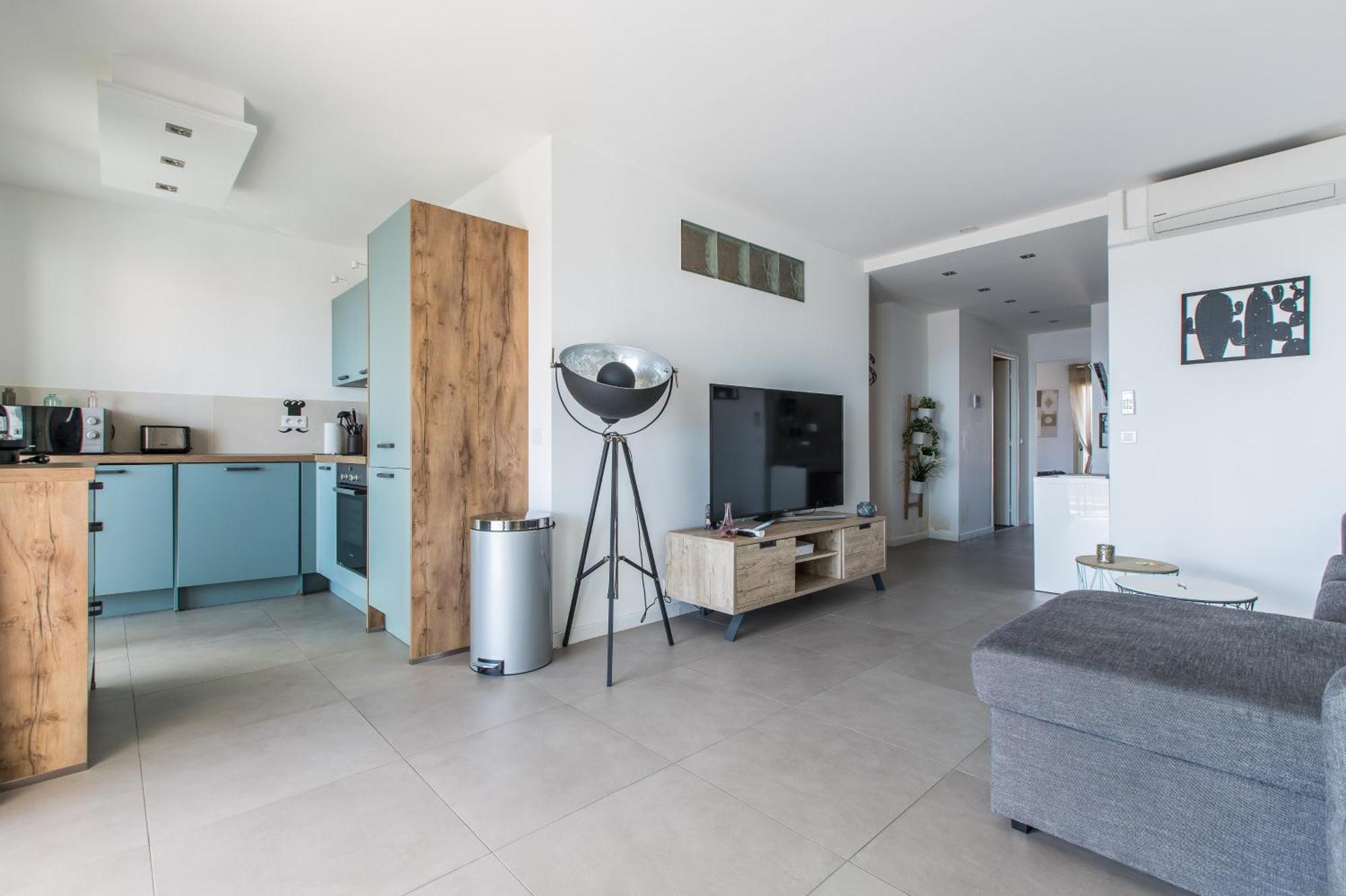 Lb Vacation Rentals I Admire Panoramic Ocean Views Through Walls Of Windows Cannes Zewnętrze zdjęcie