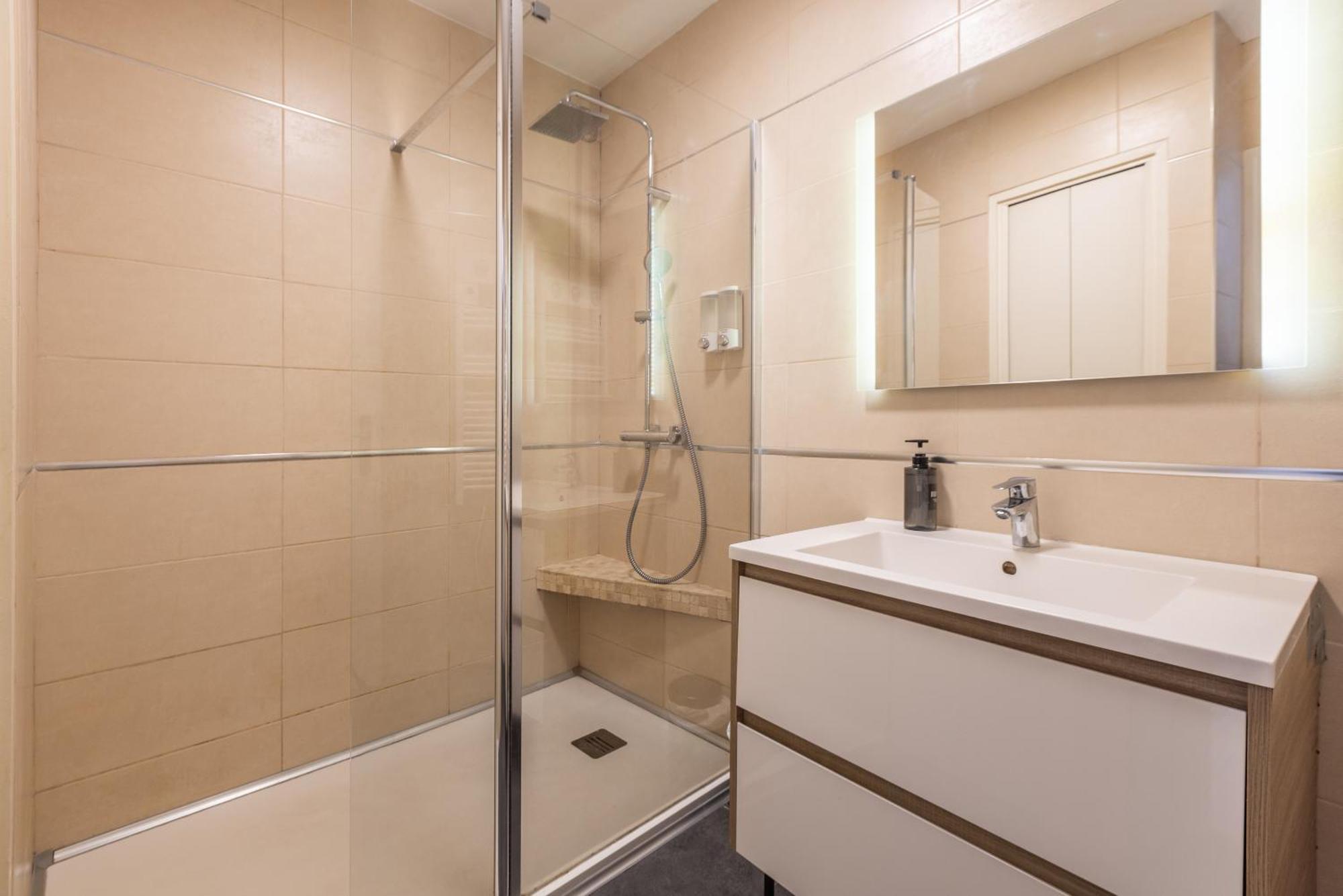 Lb Vacation Rentals I Admire Panoramic Ocean Views Through Walls Of Windows Cannes Zewnętrze zdjęcie